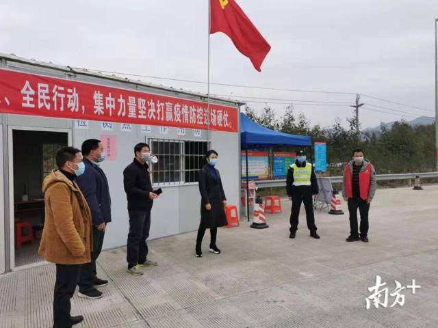 譚麗在西岸指導(dǎo)疫情防控宣傳工作。