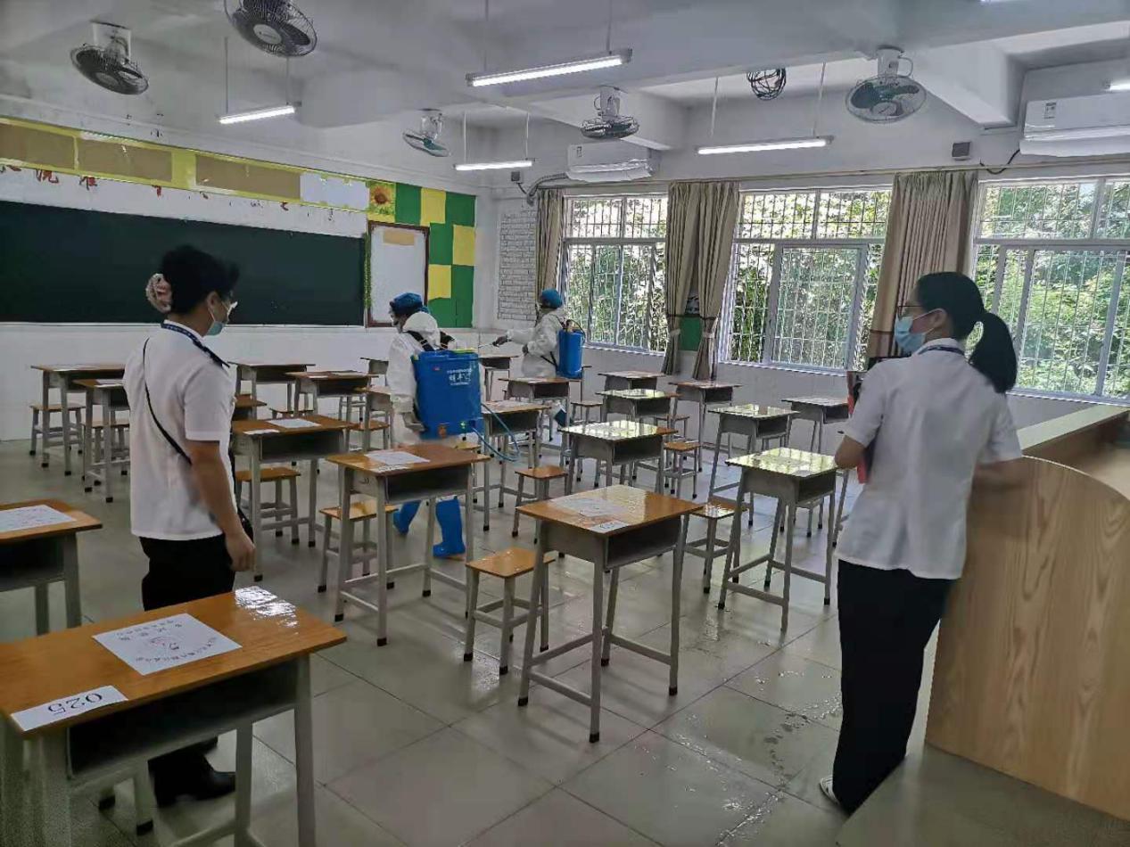 連州市衛(wèi)生監(jiān)督所監(jiān)督員對連州中學(xué)考場試室進行全面預(yù)防性消毒進行監(jiān)督檢查.jpg