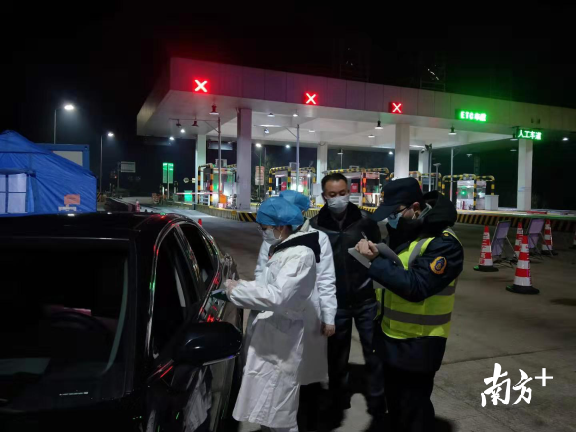 醫(yī)務(wù)、交警等人員在防控點(diǎn)24小時(shí)值守。
