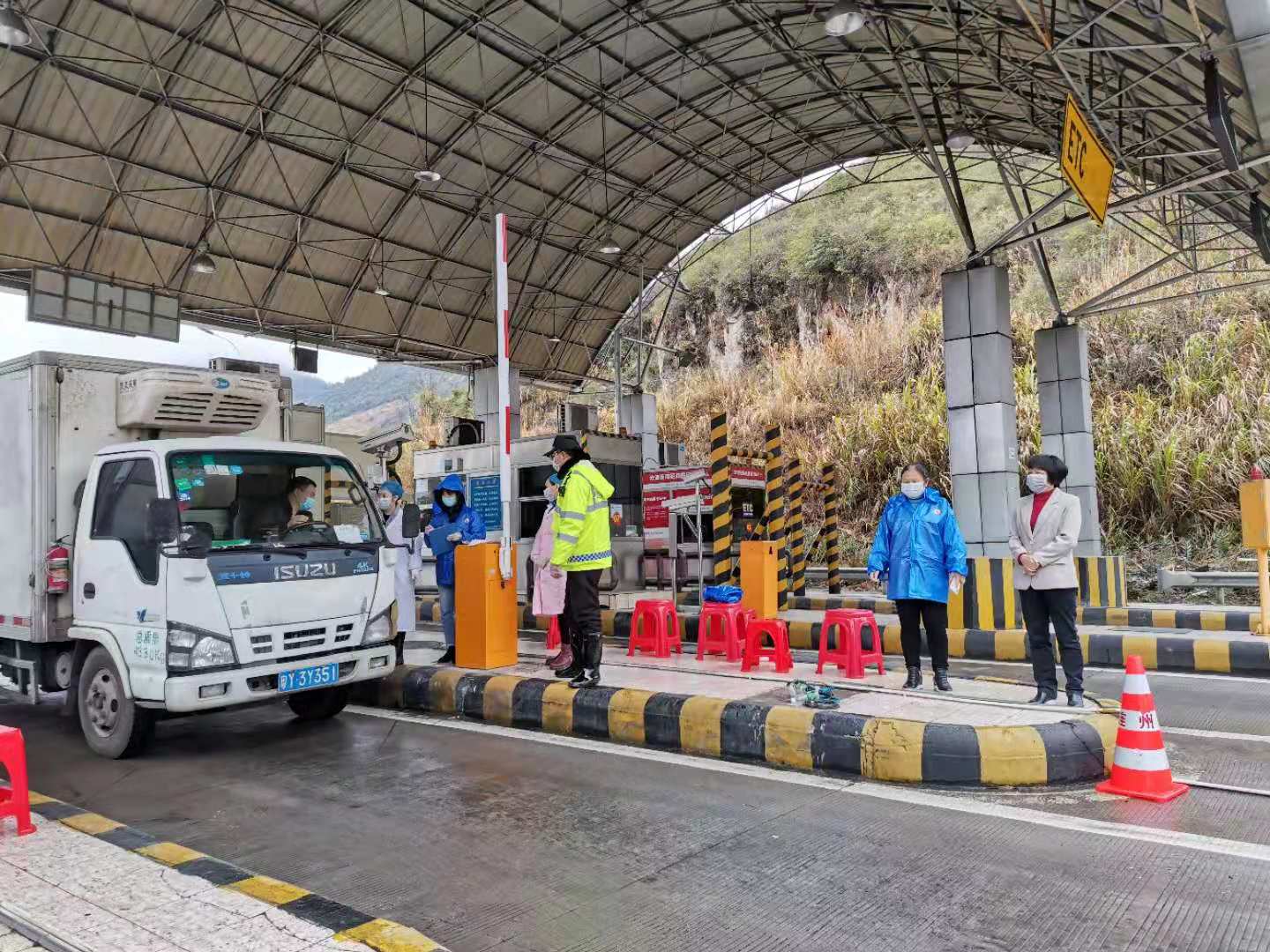 水足塘檢查站：值守人員對(duì)過往車輛、人員進(jìn)行排查