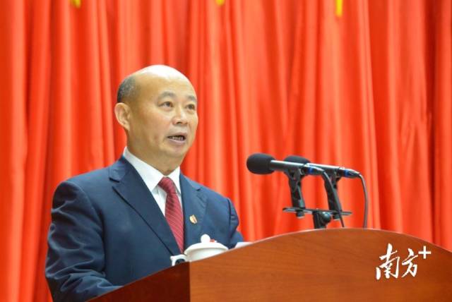 市政協(xié)黨組成員、副主席陳儀寧向大會(huì)報(bào)告五年來(lái)提案工作情況。張曉欣 攝