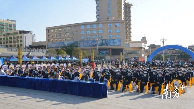 相關(guān)政府機(jī)關(guān)單位、行業(yè)代表、師生代表、市民群眾等參加活動(dòng)。張曉欣 攝