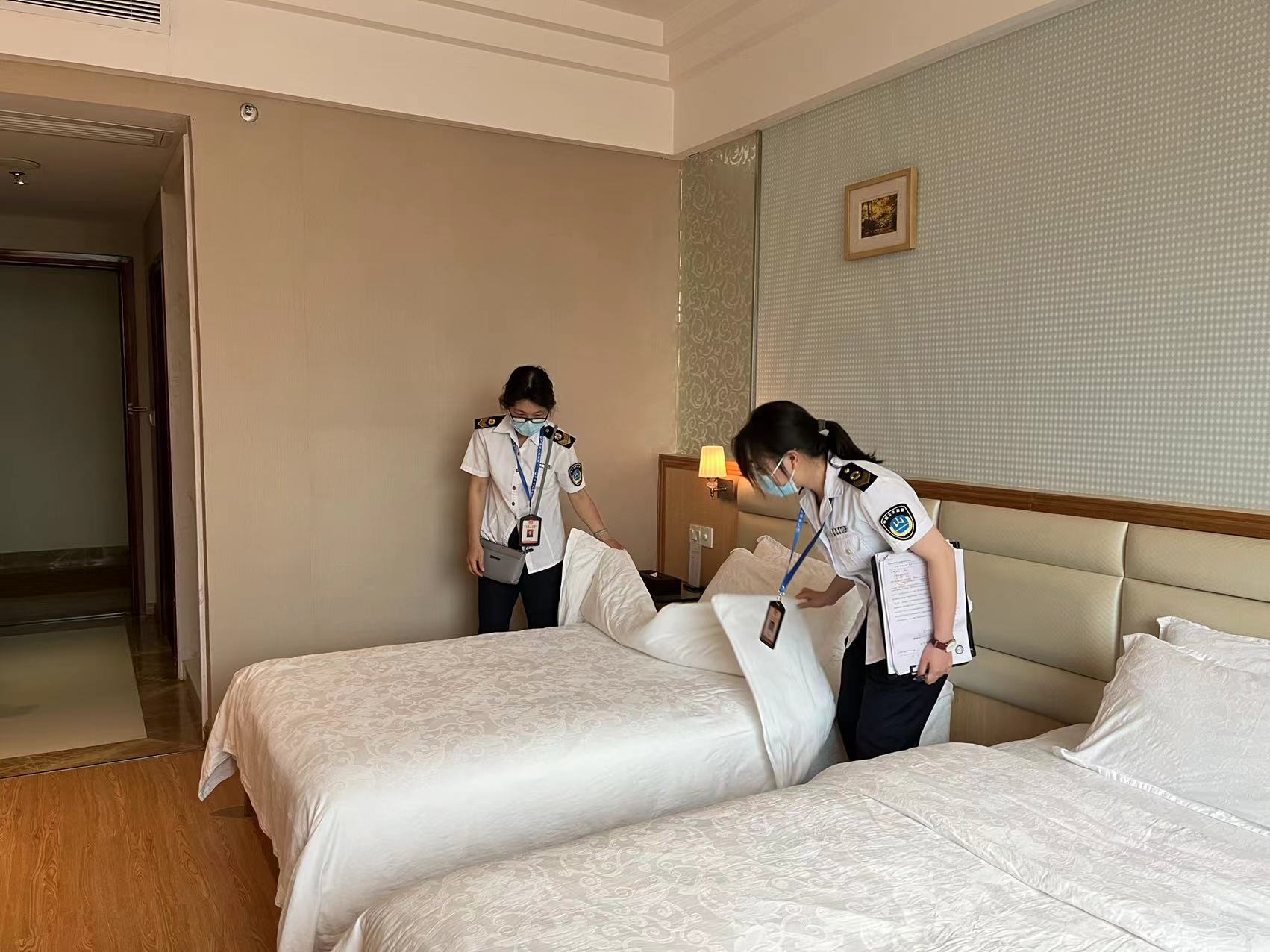 連州市衛(wèi)生監(jiān)督所執(zhí)法人員對(duì)公共用品用具清洗、消毒、保潔情況進(jìn)行檢查.jpg