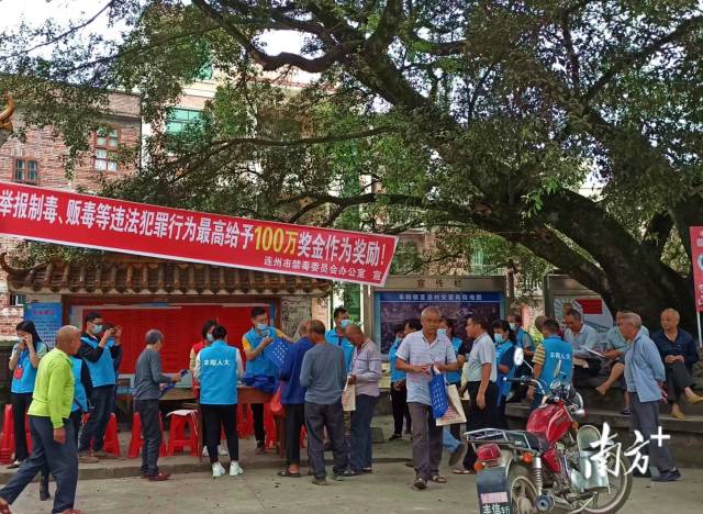 豐陽鎮(zhèn)人大代表在夏湟村的榕樹下舉行“微講堂”，用當?shù)胤窖韵蛉罕娭v述毒品危害。通訊員供圖