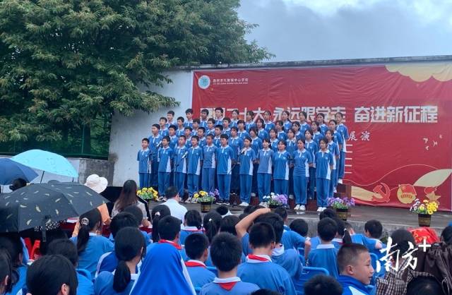 九陂鎮(zhèn)中心學(xué)校開(kāi)展藝術(shù)展演活動(dòng)。