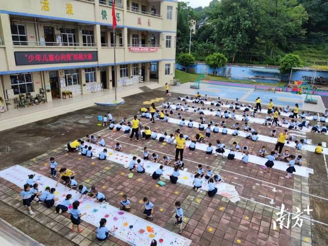 九陂鎮(zhèn)中心幼兒園開(kāi)展“少年兒童心向黨”主題繪畫(huà)大賽。