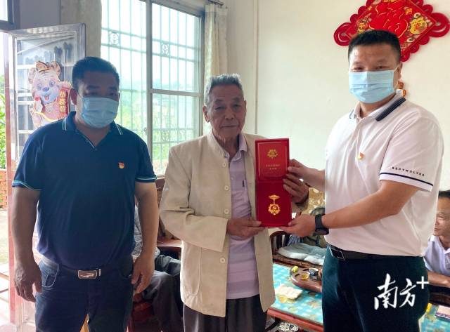 走訪慰問老黨員，并送上“光榮在黨50年”紀念章。