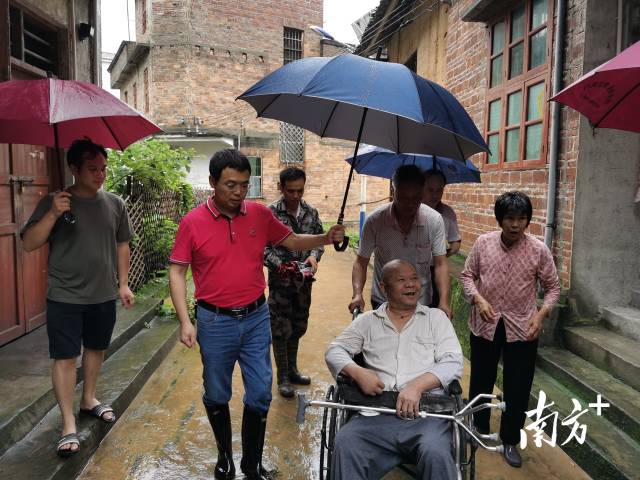 豐陽鎮(zhèn)黨委書記李劍平協(xié)助轉移行動不便的困難群眾。