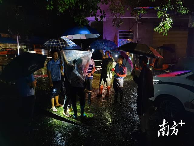 22日凌晨5時，轉移受困群眾。