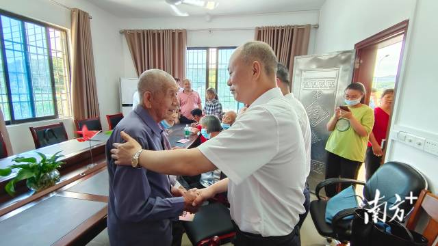 慰問(wèn)老黨員。