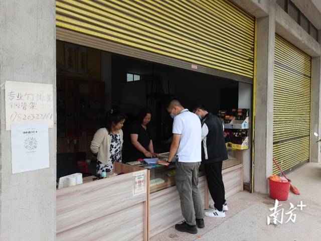 執(zhí)法人員給商家細(xì)致解釋政策。