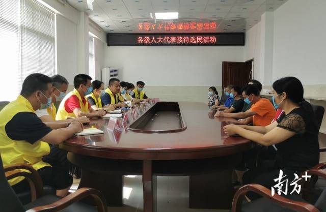 九陂鎮(zhèn)組織各級(jí)人大代表開(kāi)展統(tǒng)一接待選民日活動(dòng)。