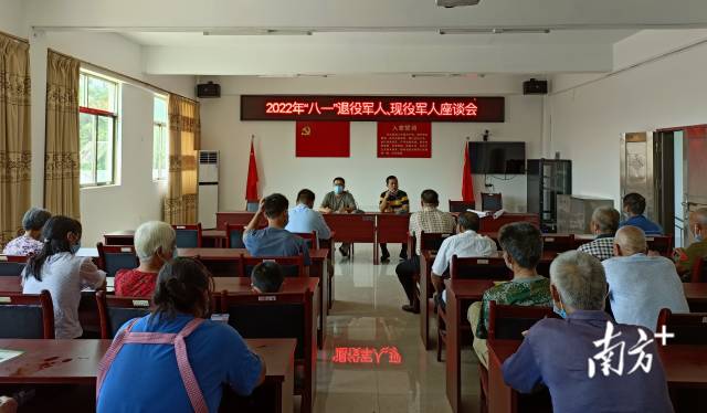召開村級退役軍人、現(xiàn)役軍人座談會。