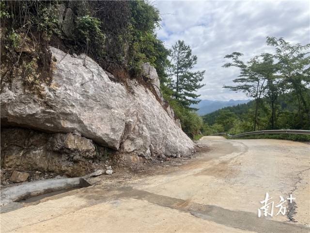 山石被清理后，道路此處的視野變得很是開闊。