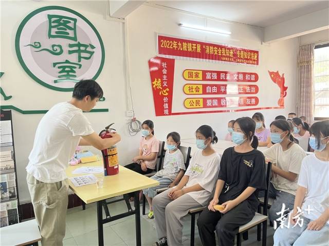 開展安全教育講座。 