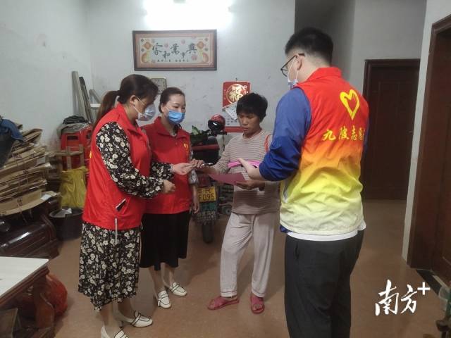 進(jìn)村入戶開(kāi)展森林防滅火宣傳。