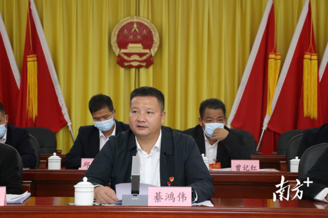 連州市委常委、副市長、九陂鎮(zhèn)黨委書記綦鴻偉作講話。
