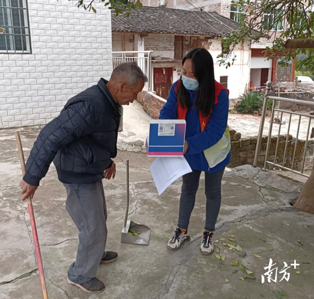 送上防疫健康包。