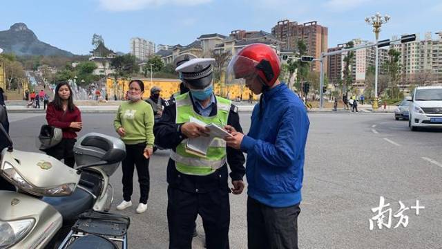 1日，連州交警上路展開專項(xiàng)整治。