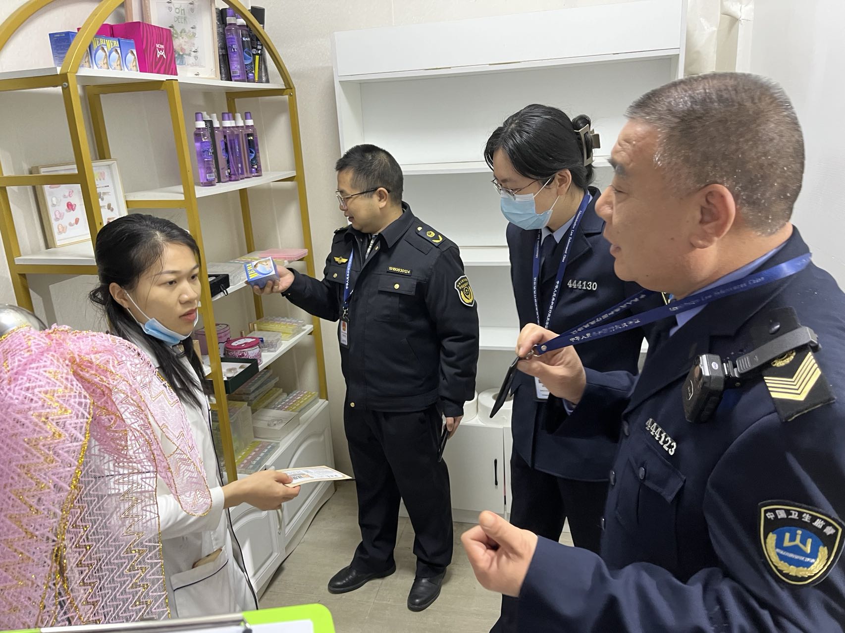 連州市衛(wèi)生健康局聯(lián)合市公安、市場(chǎng)監(jiān)督管理等部門開(kāi)展打擊非法醫(yī)療美容專項(xiàng)檢查.jpg