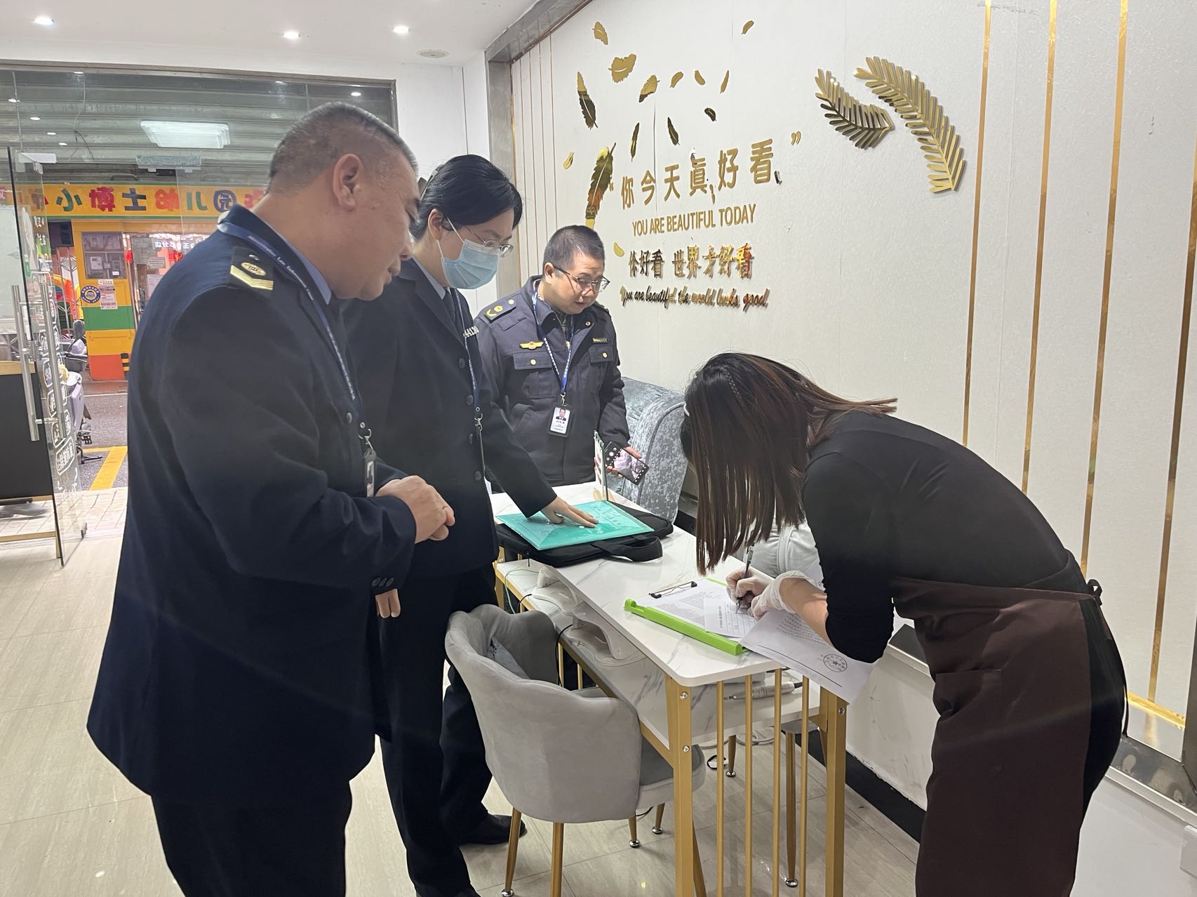 連州市衛(wèi)生健康局與從事生活美容的單位簽訂《拒絕開(kāi)展醫(yī)療美容承諾書》.jpg