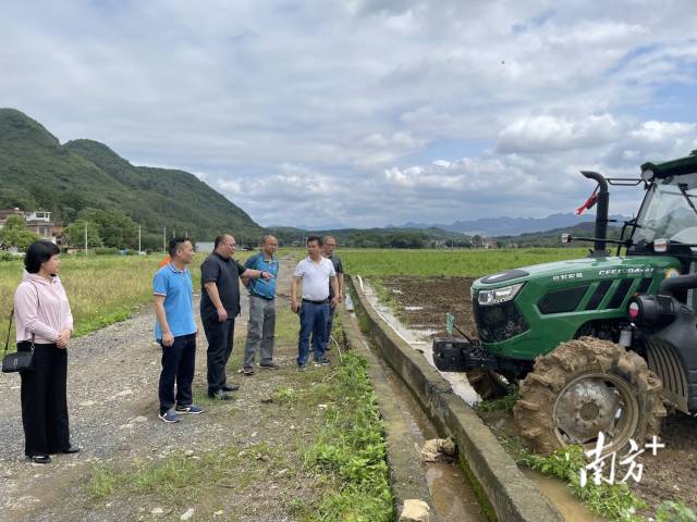 到田間查看耕地機(jī)工作情況。