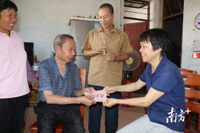 走訪慰問老黨員張臺。