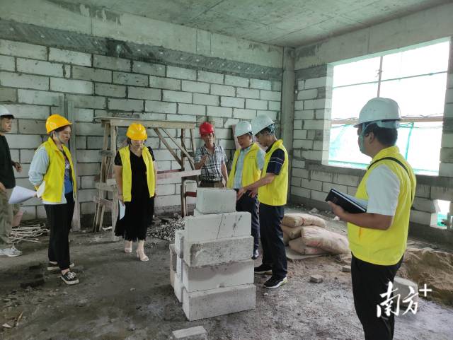 實(shí)地查看新建教學(xué)樓施工情況。