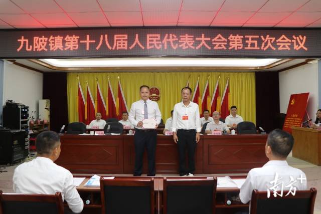 黃成志（右）向鄭劍鋒（左）頒發(fā)證書。