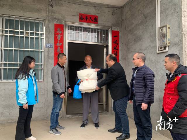 給困難群眾送御寒物資。