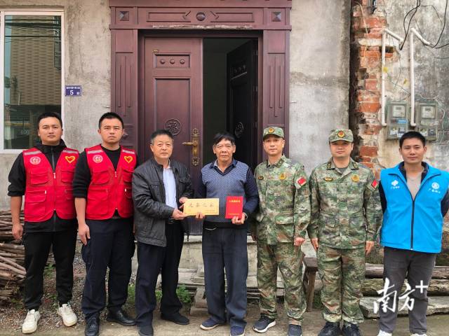 連州九陂鎮(zhèn)把現(xiàn)役軍人父母贍養(yǎng)政策送到新兵家中。