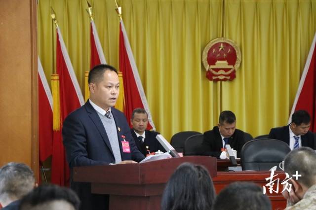 鄭劍鋒向大會作九陂鎮(zhèn)人民政府工作報告。