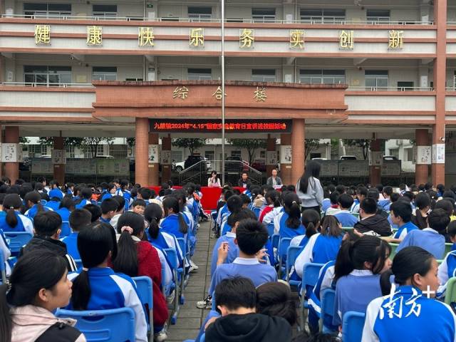 進校園宣講。