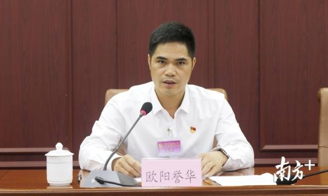 連州市委常委、市紀(jì)委書記、市監(jiān)委主任歐陽譽(yù)華代表市紀(jì)委常委會作工作報告。段燦 攝 連州市委常委、市紀(jì)委書記、市監(jiān)委主任歐陽譽(yù)華代表市紀(jì)委常委會作工作報告。段燦 攝